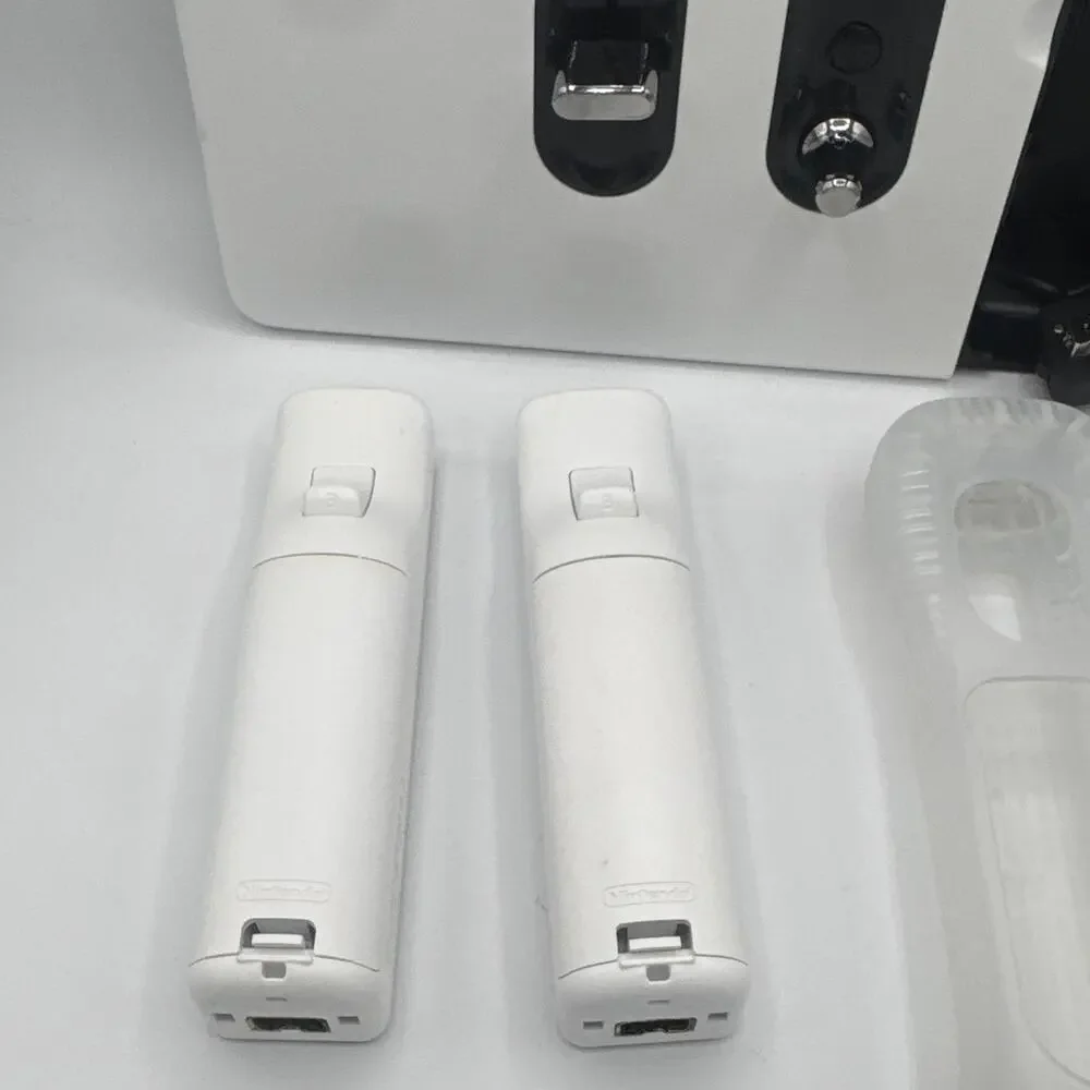Nintendo Wii Remote RVL-003 Wireless Motion Controllers Black/White + Case